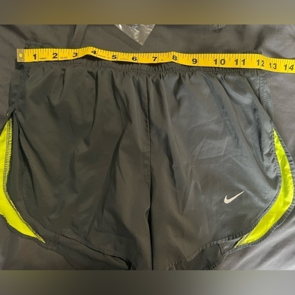 Nike women’s XS Work out shorts - Picture 5 of 6